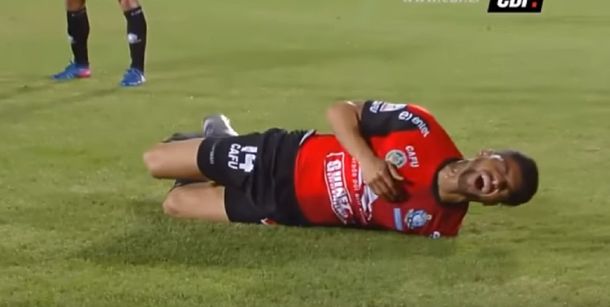 El defensor se retuerce de dolor en el césped