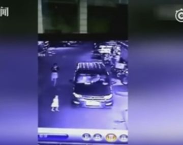 Accidente fatal: atropelló a una nena y su mamá estaba distraída con el celular