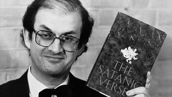 Por qué Salman Rushdie vivió en clandestinidad desde 1989 y ahora fue atacado a puñaladas