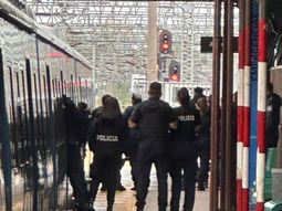 Tensión en Temperley: un hombre armado tomó una rehén en el Tren Roca Tensión en Temperley: un hombre armado tomó una rehén en el Tren Roca