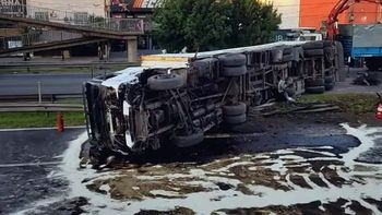 caos en panamericana por el vuelco de un camion que transportaba aceite: el corte es total caos en panamericana por el vuelco de un camion que transportaba aceite: el corte es total