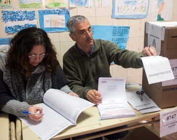 La justicia electoral pidió que se vacune a los presidentes de mesa