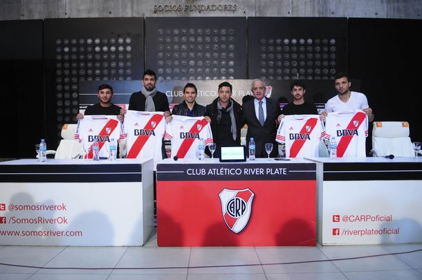 Con el apoyo de sus hinchas, River presentó al plantel para el segundo semestre