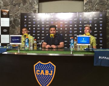Las dos caras nuevas junto al presidente Angelici en Cardales (foto: prensa Boca)
