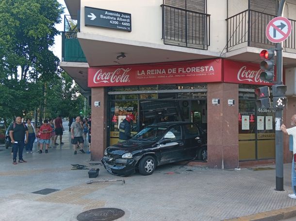 Parque Avellaneda: auto chocó con un micro escolar y se incrustó en una pizzería