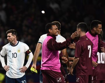 Derrota en la vuelta de Messi y la última vez de la línea de 3: el antecedente de Scaloni con Venezuela
