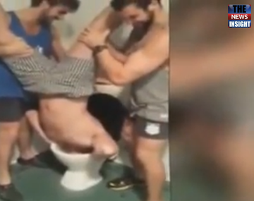 Un grupo de jóvenes se emborrachan tomando de un inodoro de cabeza