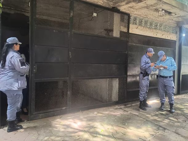 Femicidio de Cecilia Strzyzowski: custodian la casa de los Sena a la espera del veredicto