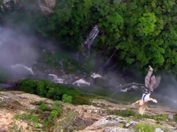 impresionante: hacen bungee jumping en unas cataratas impresionante: hacen bungee jumping en unas cataratas