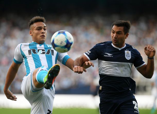 El juvenil Lautaro Martínez intenta llevarse la pelota ante la marca de Fabián Rinaudo