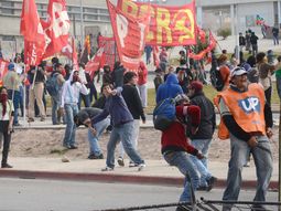 incidentes en la legislatura por el acuerdo ypf-chevron incidentes en la legislatura por el acuerdo ypf-chevron