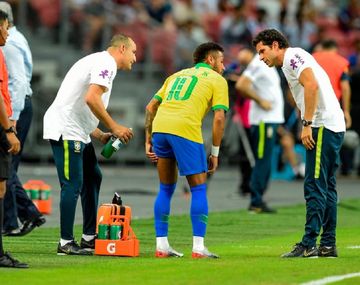 Neymar salió lesionado en el amistoso ante Nigeria y enciende las alarmas