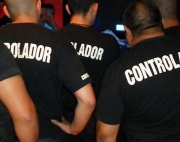 Patovicas agredieron a un joven y hasta le rompieron el celular