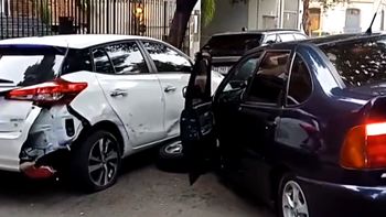 un conductor se quedo dormido y choco dos autos estacionados en flores un conductor se quedo dormido y choco dos autos estacionados en flores