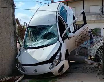 Persecución y choque en La Matanza: dos autos se incrustaron en casas