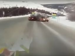 Choque entre un auto y una ambulancia Choque entre un auto y una ambulancia