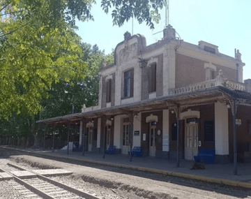 El pueblo que está a 100km de distancia, tiene bares rurales y es poco conocido.