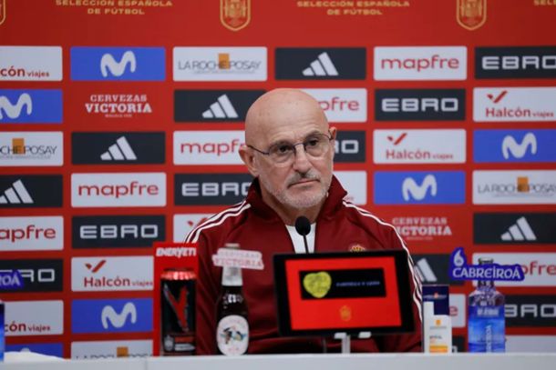 La tensa reacción del DT de España tras una pregunta polémica por el debut de Joan García