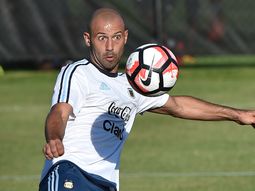 la primera mala para sampaoli: mascherano se queda afuera por lesion la primera mala para sampaoli: mascherano se queda afuera por lesion