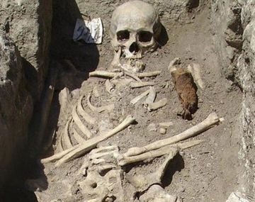 ¿Vampiros? Encuentran un cadáver con una estaca en Bulgaria