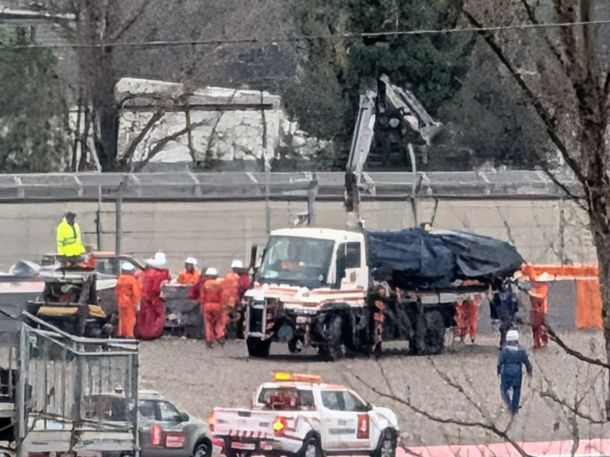 Isack Hadjar se pegó en Barcelona: accidente bajo la lluvia y día abortado para Red Bull