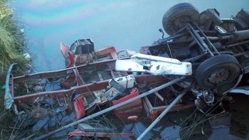 un camion cayo a un arroyo en campana: murio el chofer