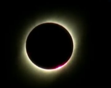 El momento en que la Luna tapa de forma completa al Sol y la Argentina se oscurece.&nbsp;
