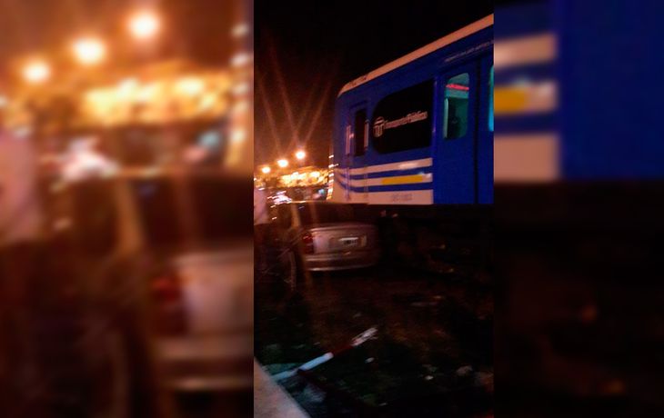 Un auto cruzó con la barrera baja y provocó demoras en el tren Sarmiento