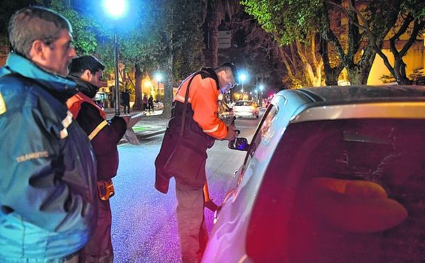 Fuera de control: escapó de un control de alcoholemia y atropelló a un peatón