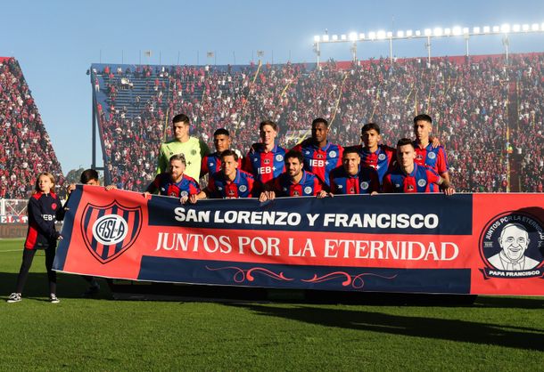 San Lorenzo rindió homenaje al papa Francisco, en plena crisis institucional