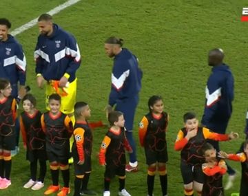 La increíble reacción de un grupo de niños cuando vieron a Messi en cancha