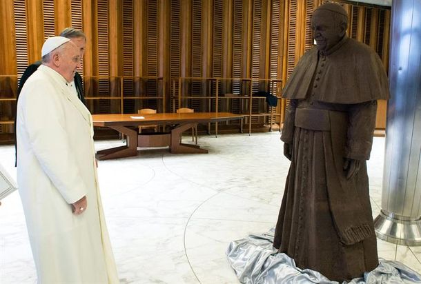 Al Papa le regalaron una réplica suya hecha en chocolate