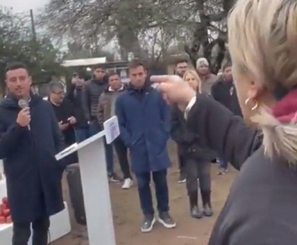 El incómodo momento de De Loredo en Córdoba: una vecina lo expuso en un acto