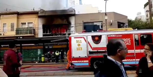 VIDEO: Un voraz incendio destrozó un bazar en Belgrano