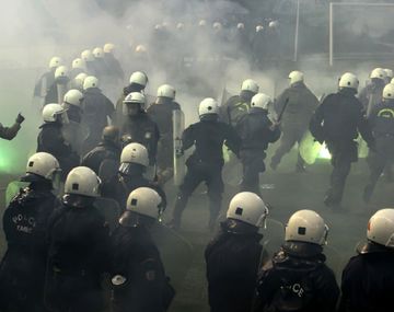 Un enfrentamiento entre hinchas dejó sin clásico a Grecia antes de su inicio