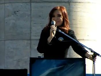 Cristina encabeza su primer acto en medio de la campaña