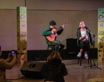 Rochi Igarzábal cantó en la previa de Ciudad Emergente