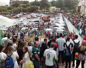 Hinchas de Chapecoense rezaban por sus jugadores.