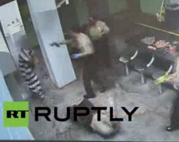 Ningún policía puede con este preso enfurecido en una cárcel de EE.UU.