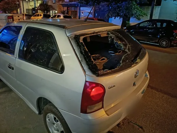 Un ciclista destrozó el auto con un casco tras una discusión de tránsito. 