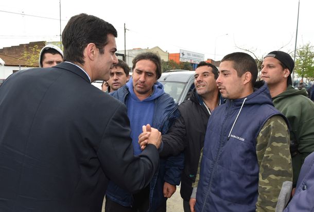 Juan Manuel Urtubey con trabajadores trabajadores del Sindicato Marítimo de Pescadores. 