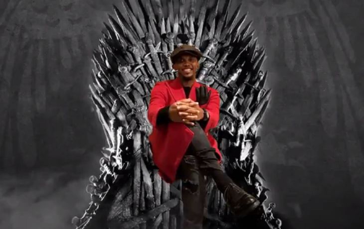 El camerunés sentado en el famoso trono