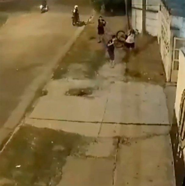 Rosario: motochorros le gatillaron a dos jóvenes a la salida de un club de fútbol