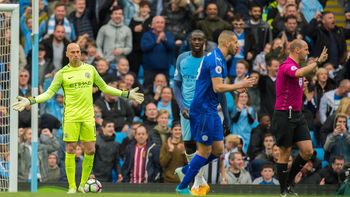 El reclamo de Willy Caballero y la polémica decisión del árbitro El reclamo de Willy Caballero y la polémica decisión del árbitro