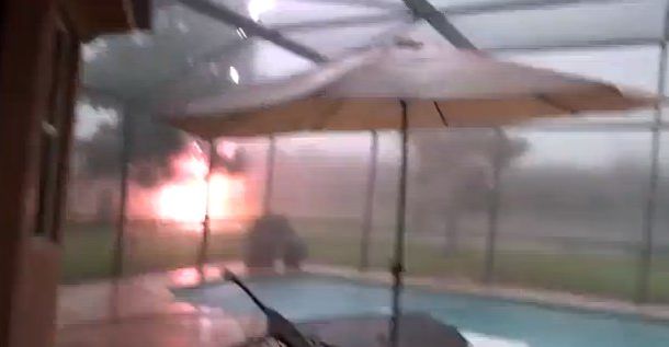 Logra capturar un trueno mientras filma una tormenta