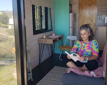 Silvia es dueña de un mini hogar container de 15 metros cuadrados en Villa Flor Serrana.