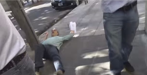 VIDEO: el papelón de un funcionario macrista que finge ser agredido por vecinos