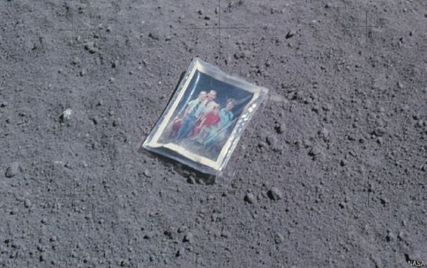 Pelotas, fotos familiares, entre los objetos más curiosos que hay en la Luna