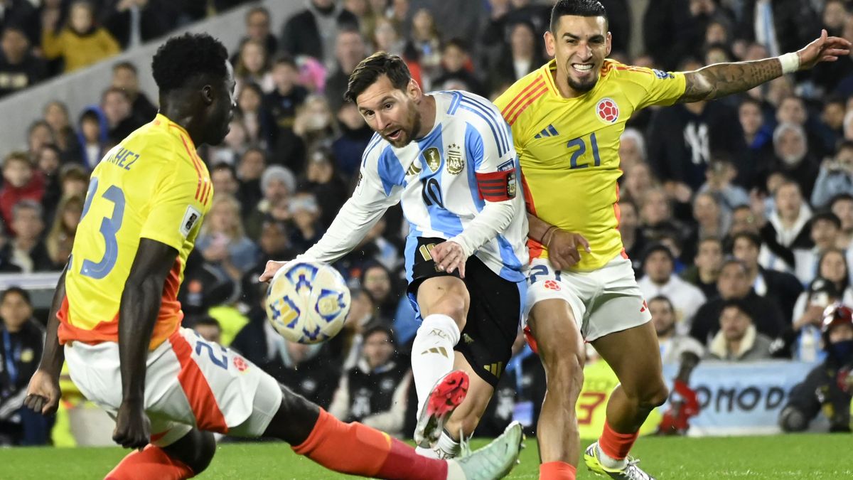 Con uno menos y gracias al golazo de Thiago Almada, Argentina rescató un empate con Colombia en el Monumental