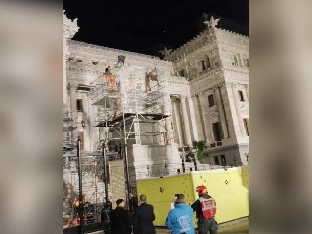 Quién es el hombre que se trepó por un andamio en la fachada del Congreso